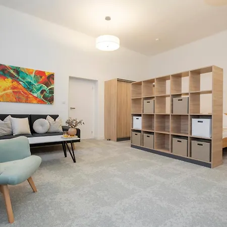Alure Residences 10 - 24h Self Check-in & Private Parking Next To The Building Included, Center Right On Snp Square In A Quiet Passage, New Building, In Town 아파트 반스카비스트리카