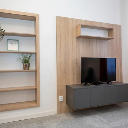 Alure Residences 10 - 24h Self Check-in & Private Parking Next To The Building Included, Center Right On Snp Square In A Quiet Passage, New Building, In Town Apartment