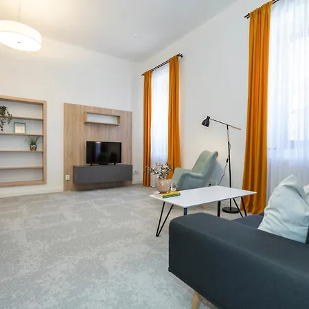 Alure Residences 10 - 24h Self Check-in & Private Parking Next To The Building Included, Center Right On Snp Square In A Quiet Passage, New Building, In Town Apartment *