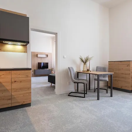 Alure Residences 10 - 24h Self Check-in & Private Parking Next To The Building Included, Center Right On Snp Square In A Quiet Passage, New Building, In Town *