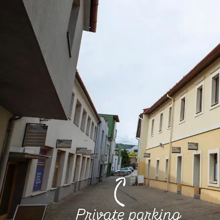 Alure Residences 10 - 24h Self Check-in & Private Parking Next To The Building Included, Center Right On Snp Square In A Quiet Passage, New Building, In Town Apartment