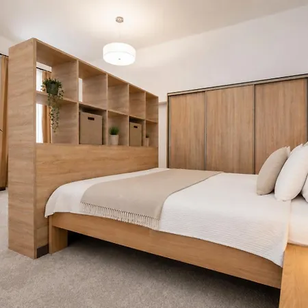 아파트 Alure Residences 10 - 24h Self Check-in & Private Parking Next To The Building Included, Center Right On Snp Square In A Quiet Passage, New Building, In Town