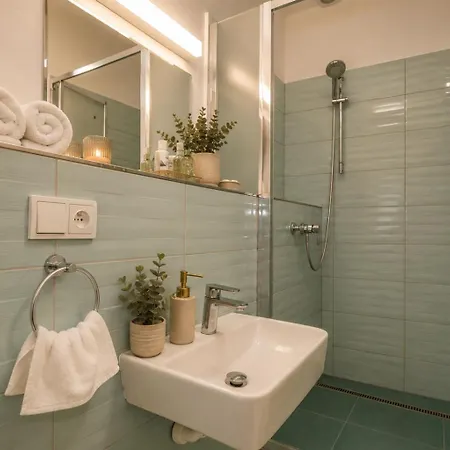 Alure Residences 10 - 24h Self Check-in & Private Parking Next To The Building Included, Center Right On Snp Square In A Quiet Passage, New Building, In Town 아파트 반스카비스트리카
